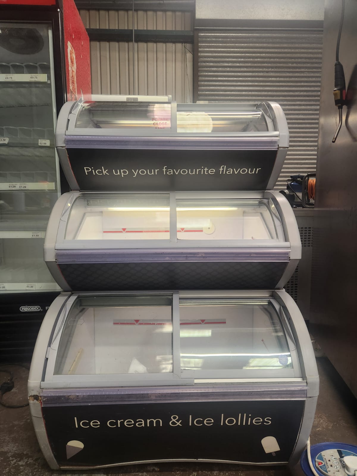IARP Visimax Slim II — front view showing 3-tier display with curved glass lids