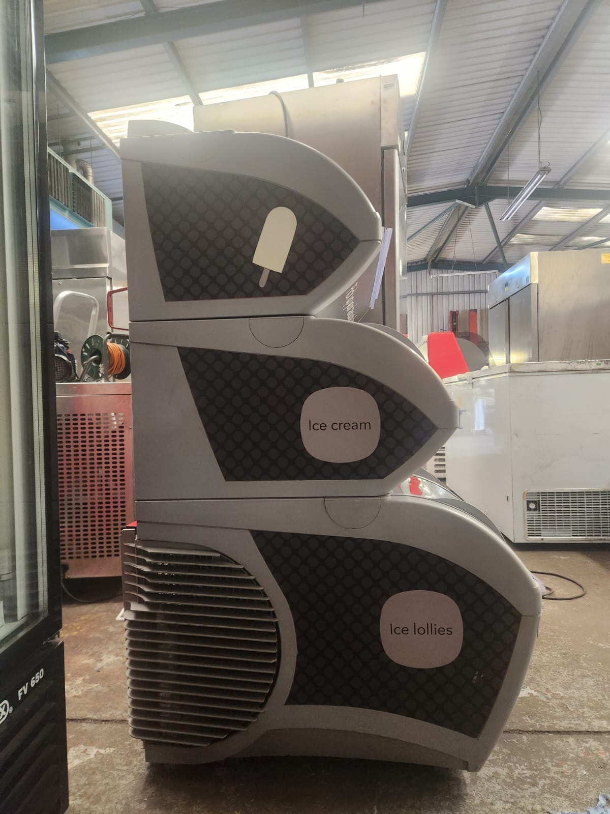 IARP Visimax Slim II — manufacturer spec plate showing model, power, refrigerant and serial number